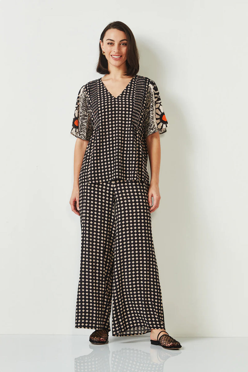Verge Inspire Top in Black Print - Arielle Clothing
