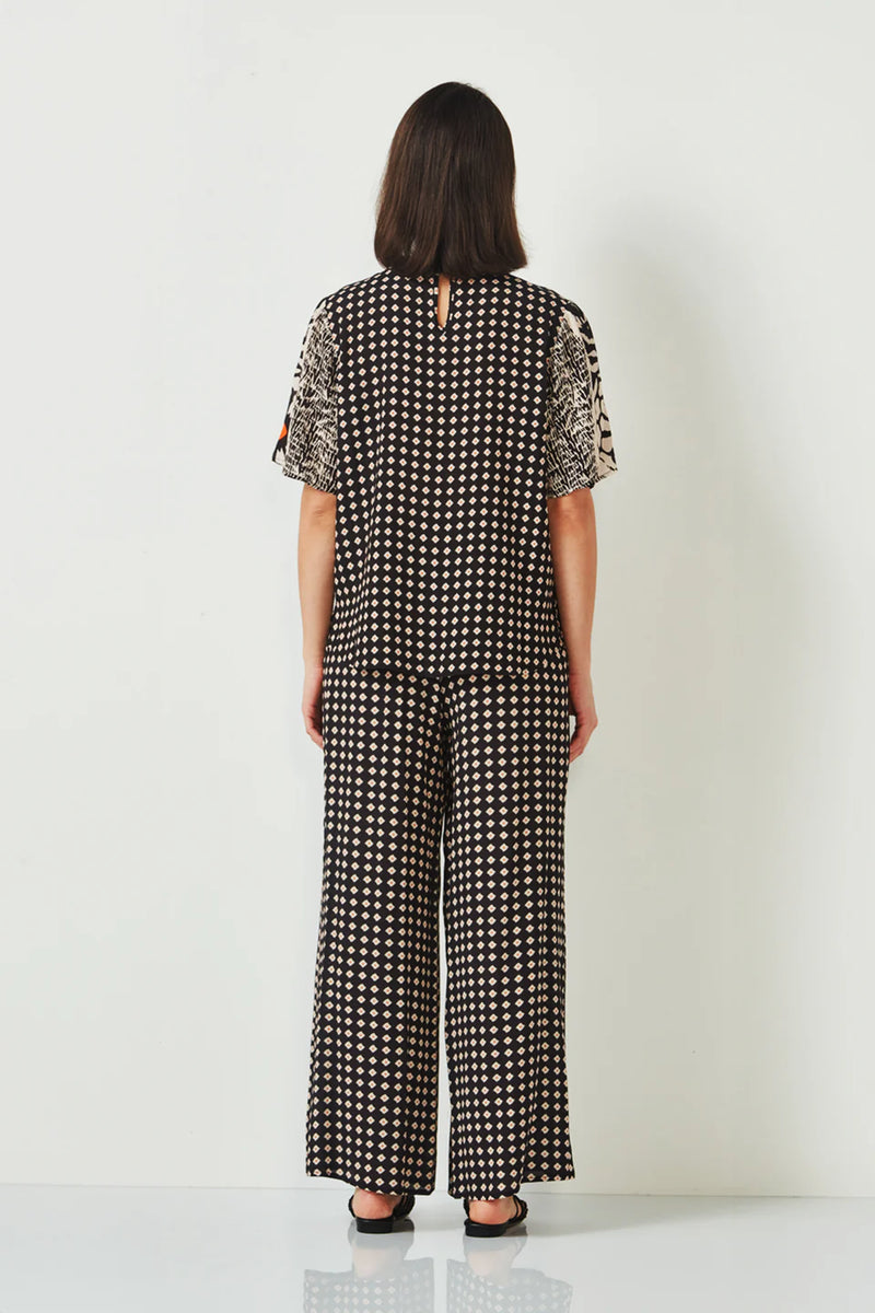 Verge Inspire Top in Black Print - Arielle Clothing